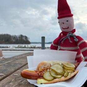 6. december: Kedde spiser hotdog med udsigt til Okseøerne
