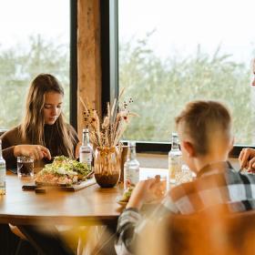 Familie spiser frokost sammen og hygger sig
