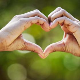 Hænder der danner et hjerte 