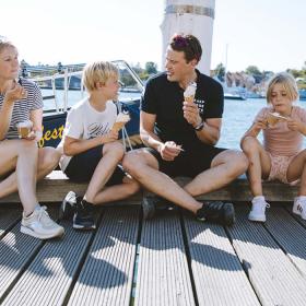 Familie der spiser is på havnefronten i Sønderborg