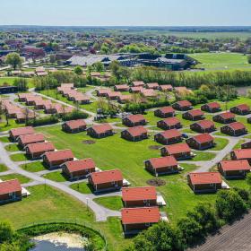 Luftfoto af Skærbækcentrets røde hytter