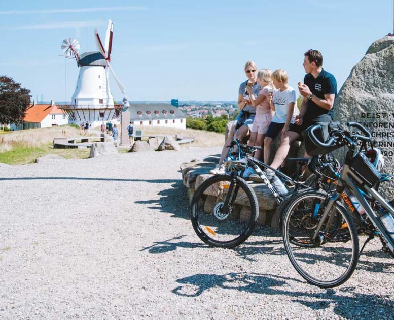 Familie med cykler ved Dybbøl Mølle