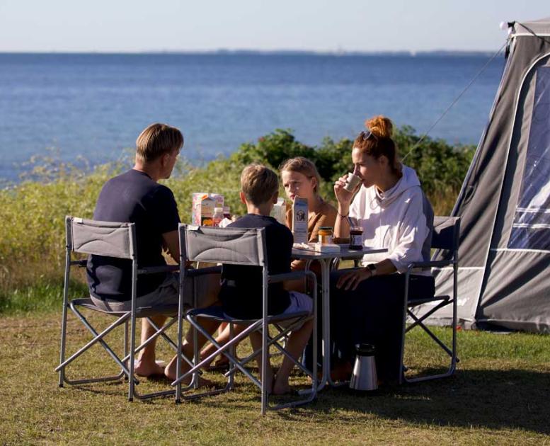 Familie ved campingbord på Als