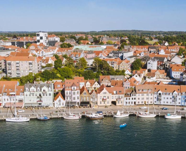 Dronefoto af havnefronten i Sønderborg