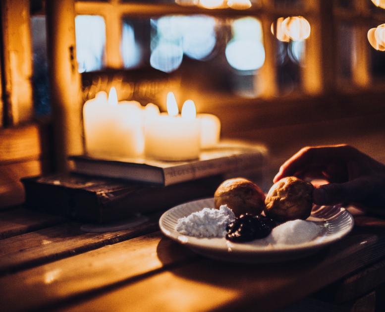 Æbleskiver i stearinlysets skær på krusmølle
