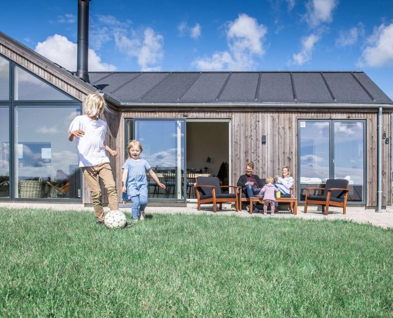 Familie nyder sommeren i sommerhus