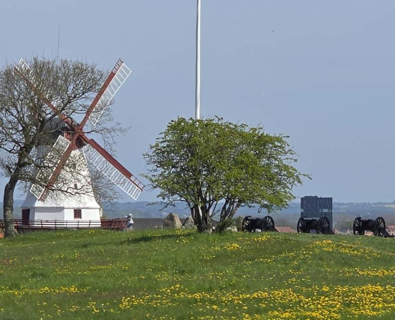 Dybbøl Mølle med udsigt til Sønderborg by