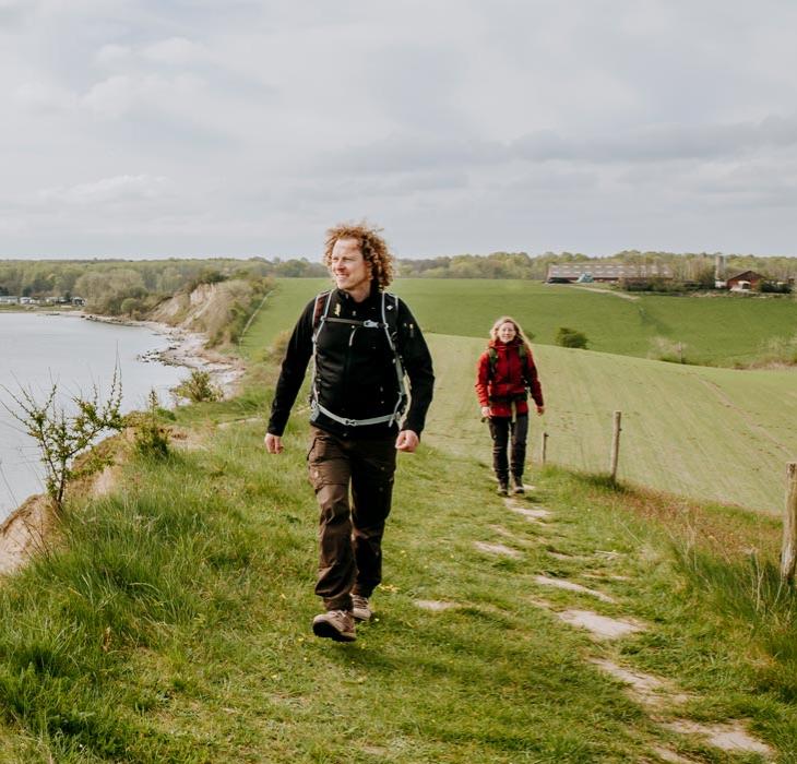 Par vandrer på Gendarmstien med udsigt over Flensburg Fjord