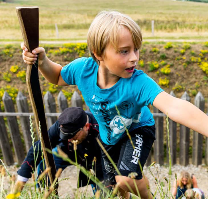 Børn bestiger skansen ved Historiecenter Dybbøl Banke