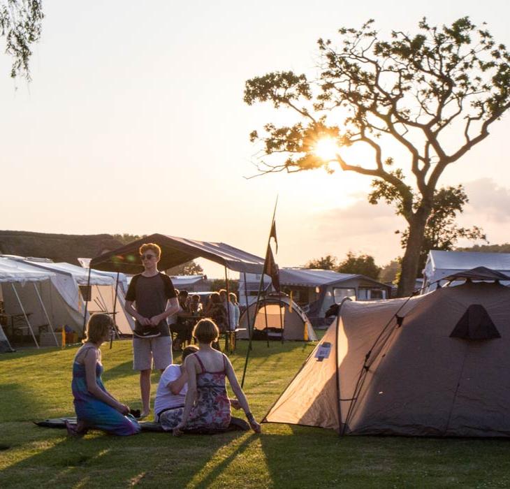 Campinghygge i solskin på Gammelbro Camping