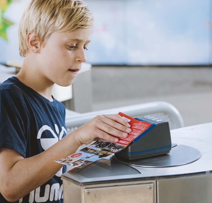 Dreng der scanner sin billet 